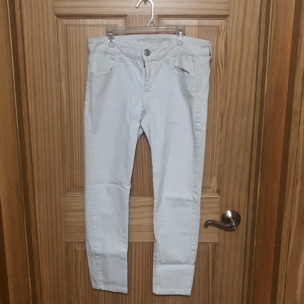 AE. White jeggings